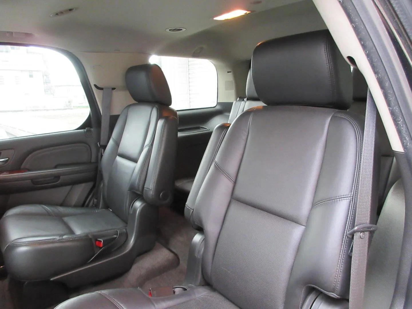 🚗✨ 2009年モデルのキャデラックエスカレードが三井物産正...